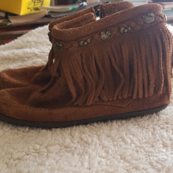 Limited Edition Minnetonka Boots - Picture 2 of 6